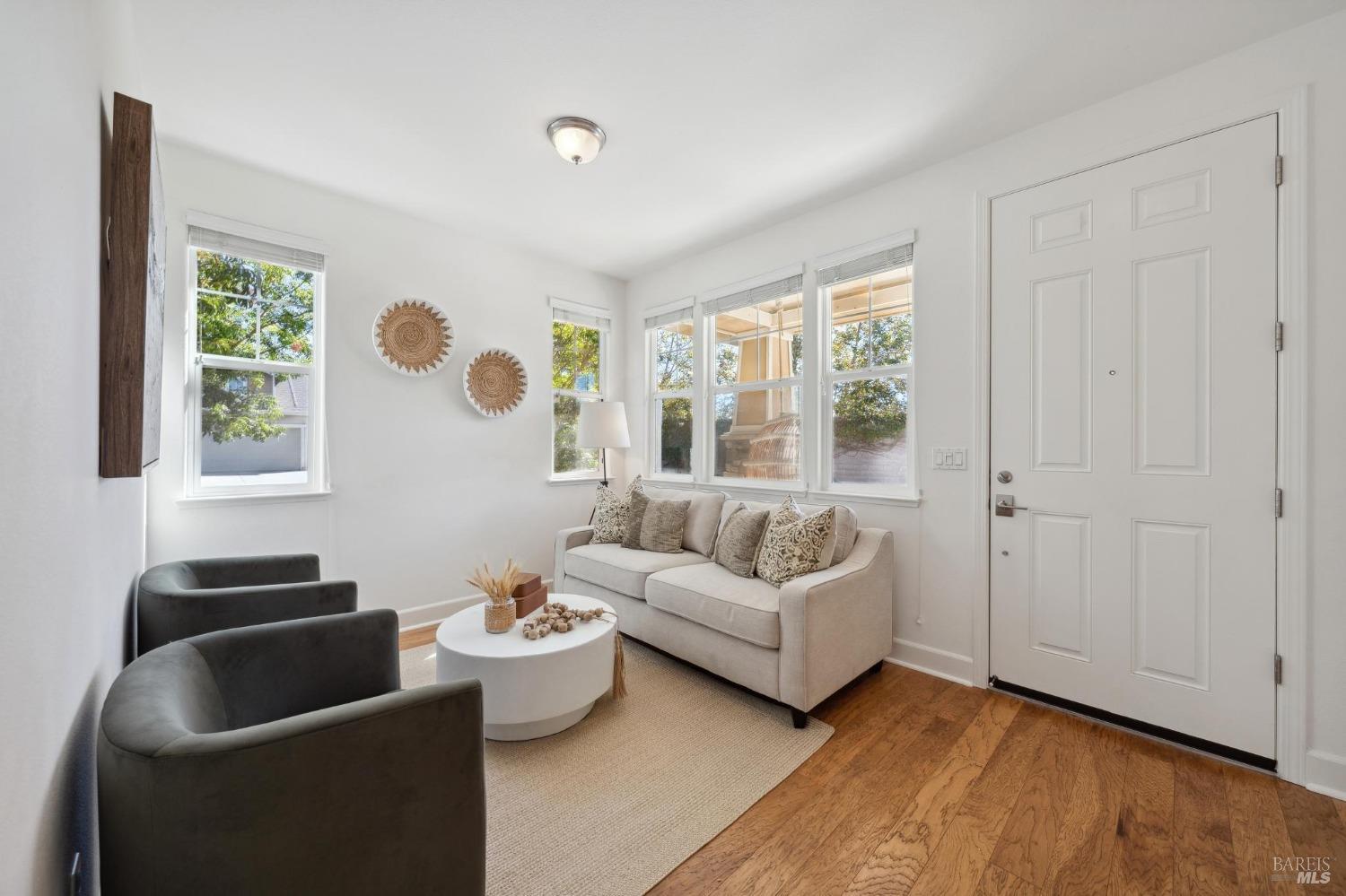 Detail Gallery Image 10 of 51 For 1755 Chinar Dr, Petaluma,  CA 94954 - 4 Beds | 2/1 Baths