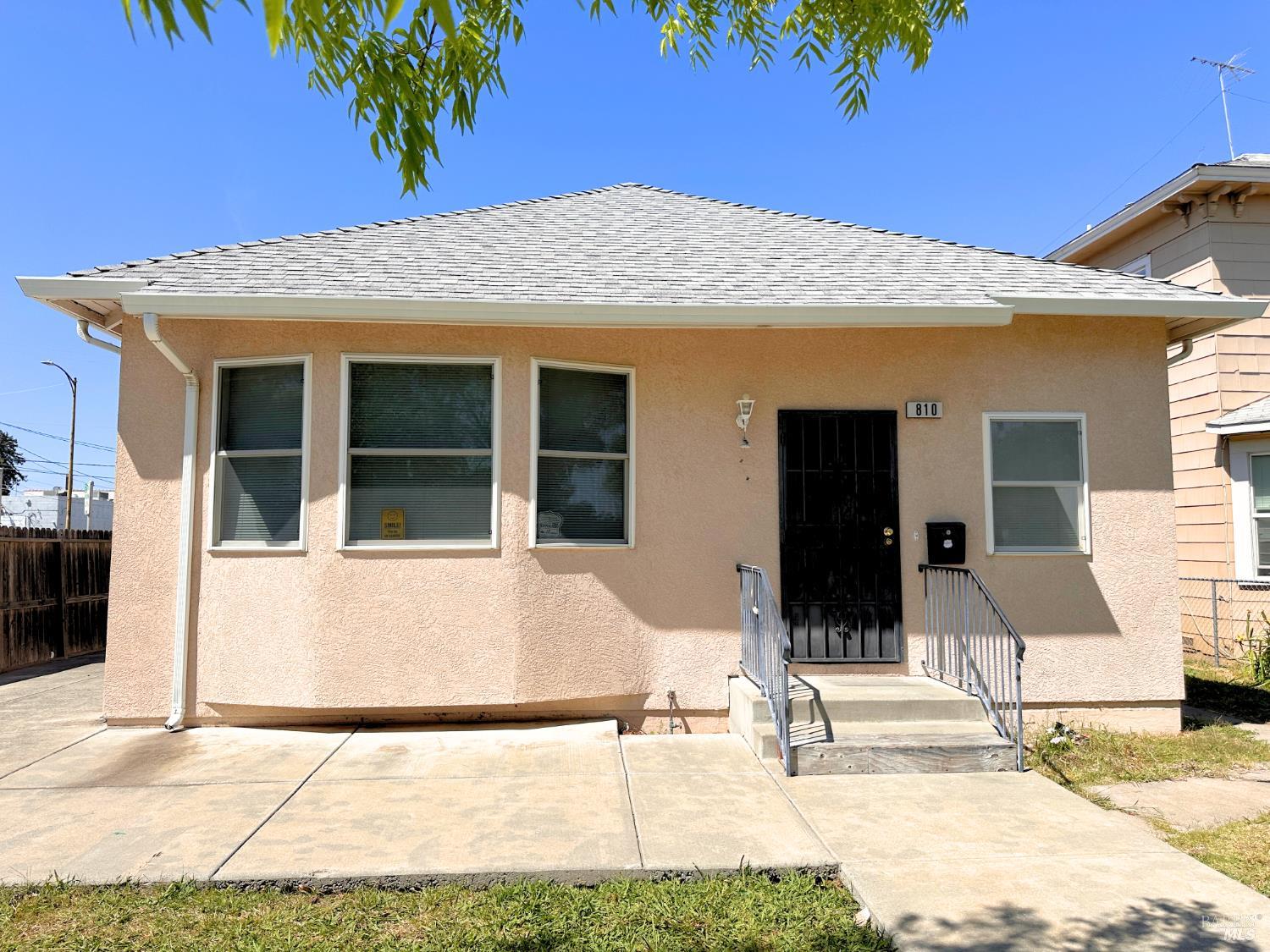 Detail Gallery Image 1 of 17 For 810 Missouri St, Fairfield,  CA 94533 - 3 Beds | 2 Baths