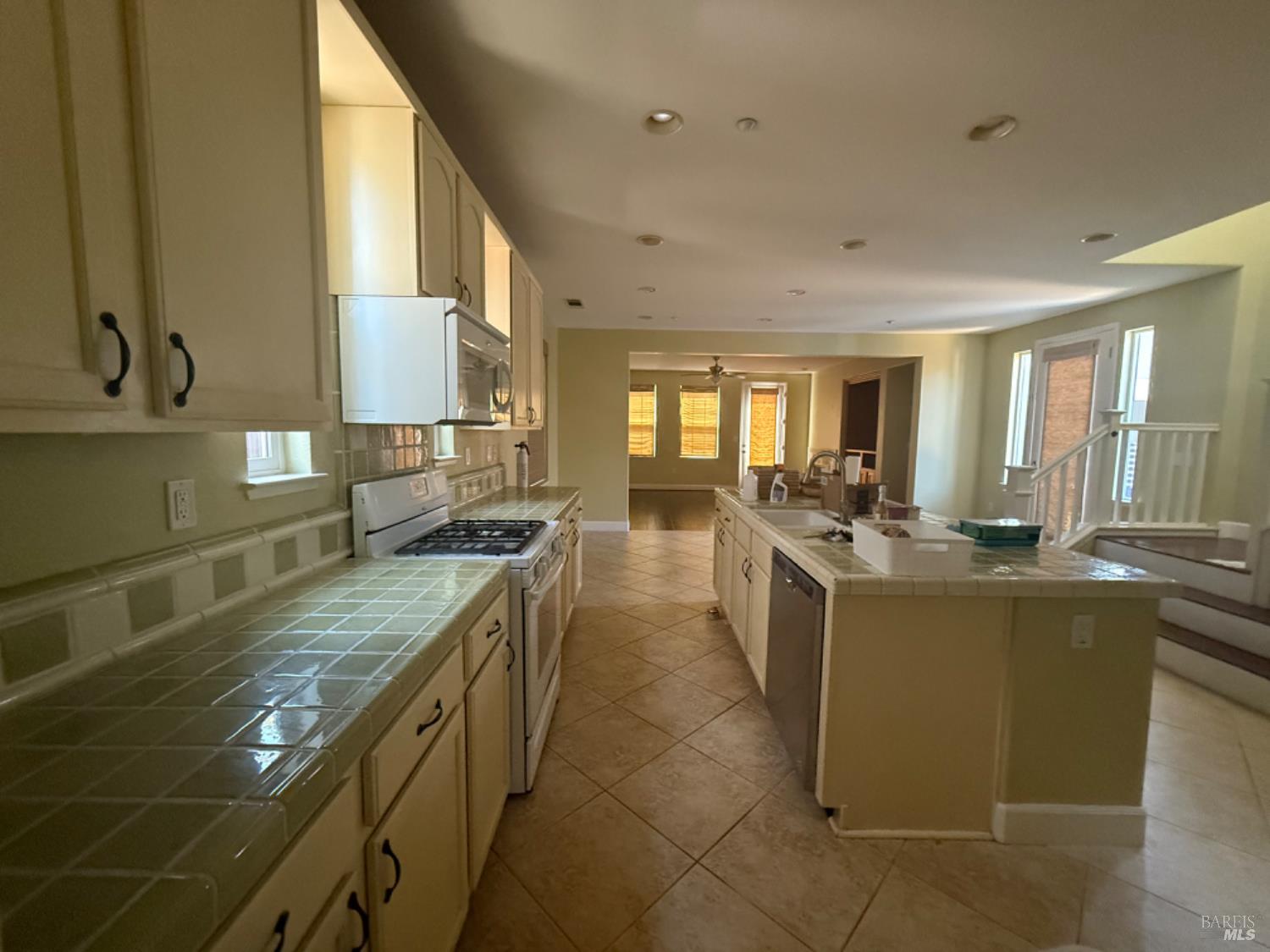 Detail Gallery Image 10 of 18 For 55 Toscana Dr, American Canyon,  CA 94503 - 4 Beds | 2/1 Baths