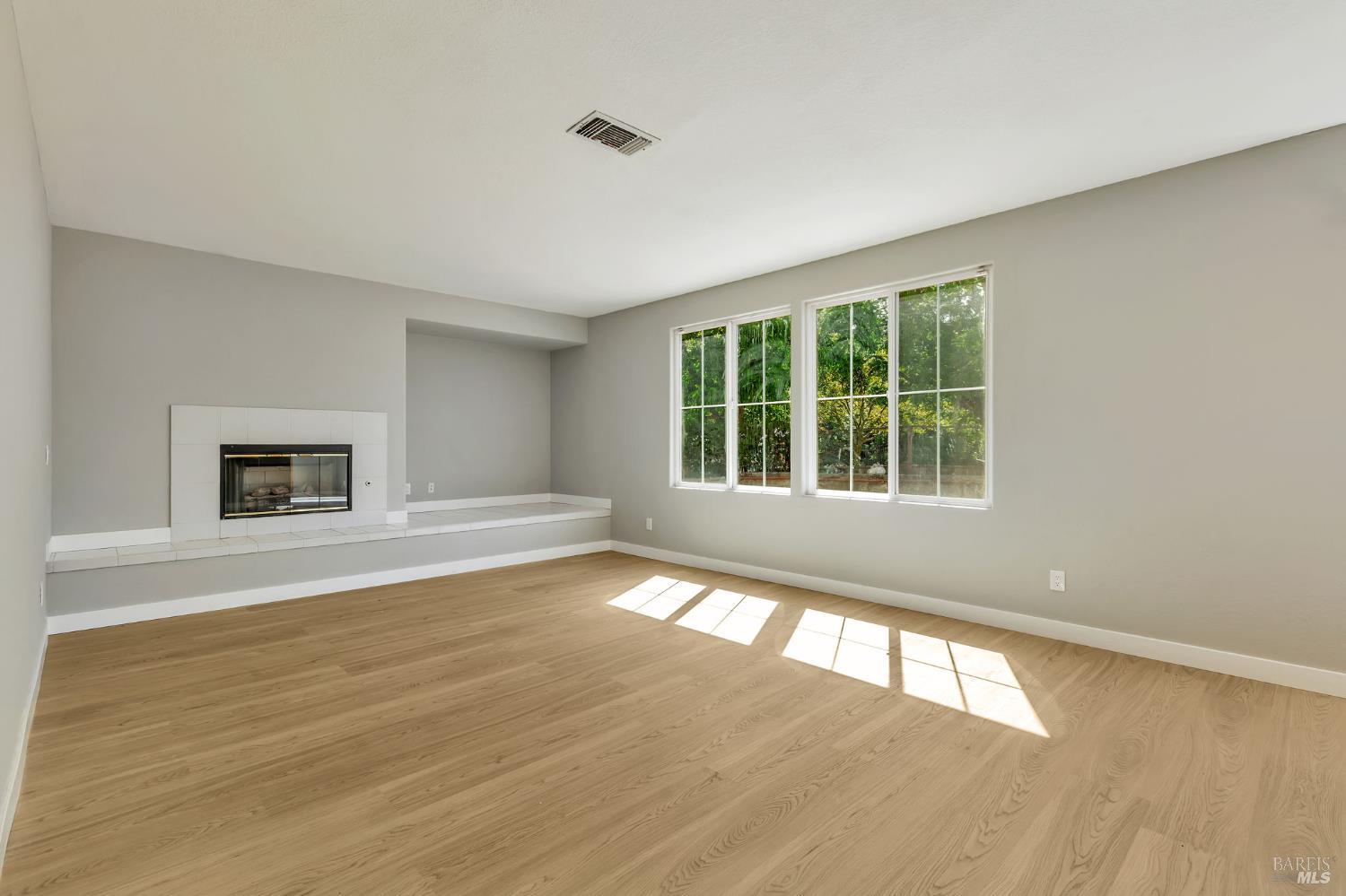 Detail Gallery Image 11 of 62 For 7296 Willow Creek Cir, Vallejo,  CA 94591 - 5 Beds | 3 Baths