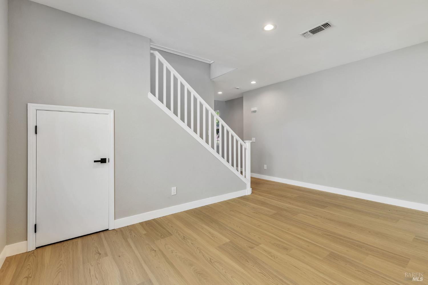 Detail Gallery Image 9 of 62 For 7296 Willow Creek Cir, Vallejo,  CA 94591 - 5 Beds | 3 Baths