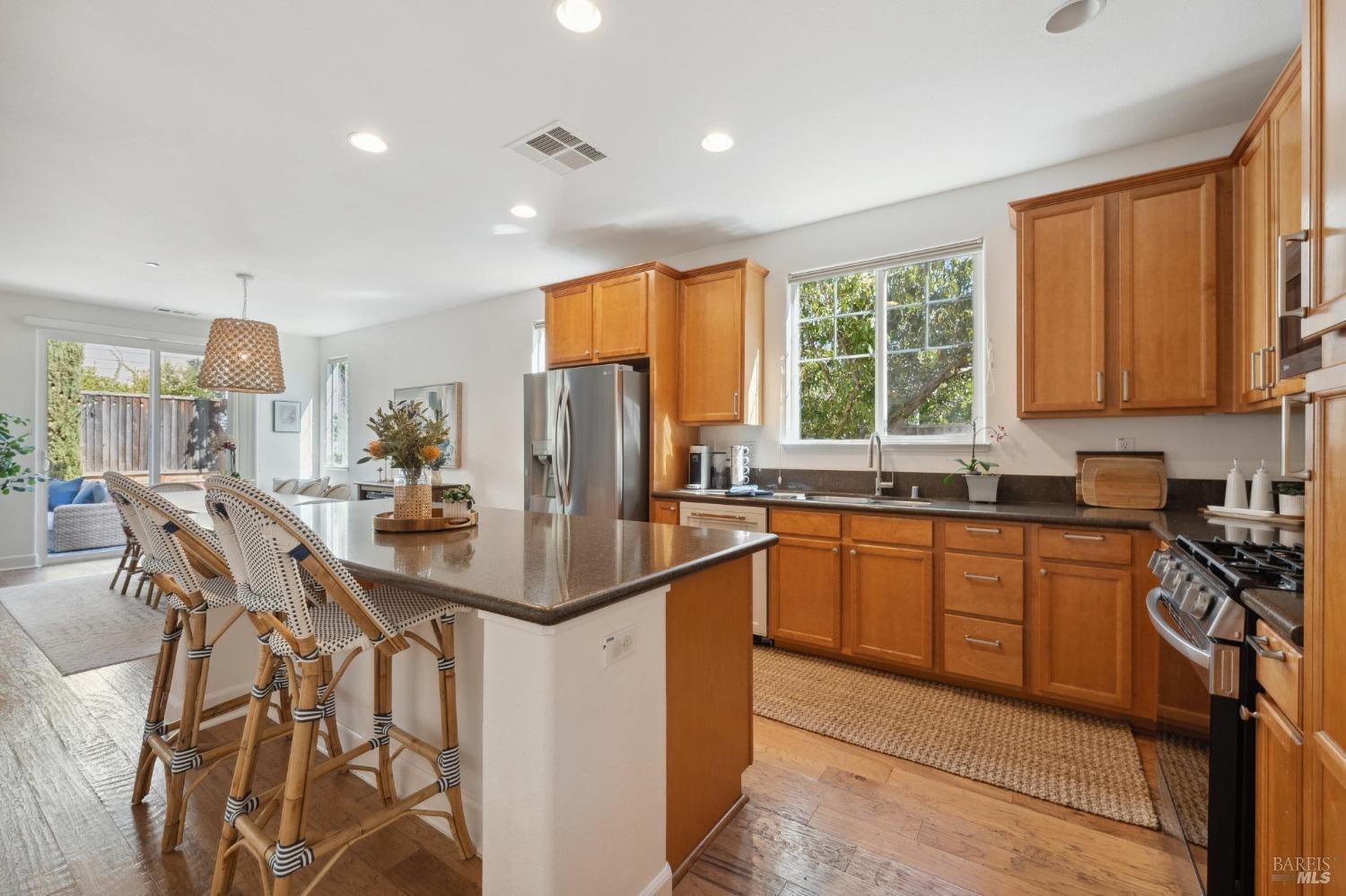 Detail Gallery Image 2 of 51 For 1755 Chinar Dr, Petaluma,  CA 94954 - 4 Beds | 2/1 Baths