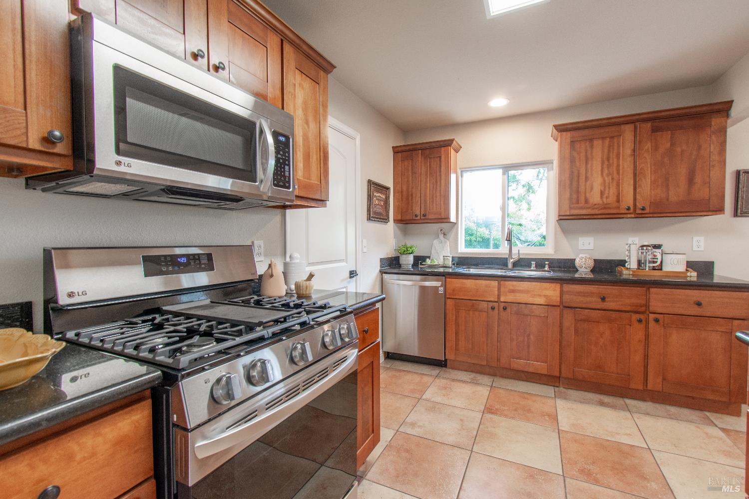 Detail Gallery Image 5 of 50 For 122 Laurel St, Vacaville,  CA 95688 - 3 Beds | 2 Baths