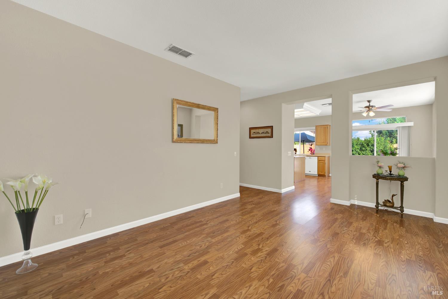Detail Gallery Image 4 of 62 For 374 Bartlett Ln, Vacaville,  CA 95687 - 3 Beds | 2 Baths
