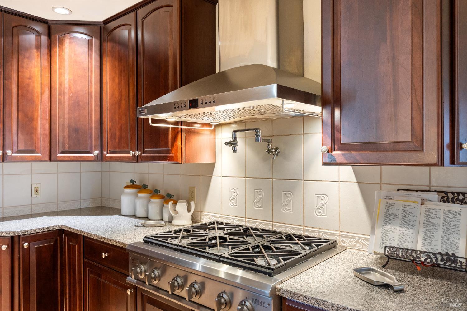 Detail Gallery Image 5 of 42 For 8601 Hyde Rd, Dixon,  CA 95620 - 5 Beds | 5/1 Baths