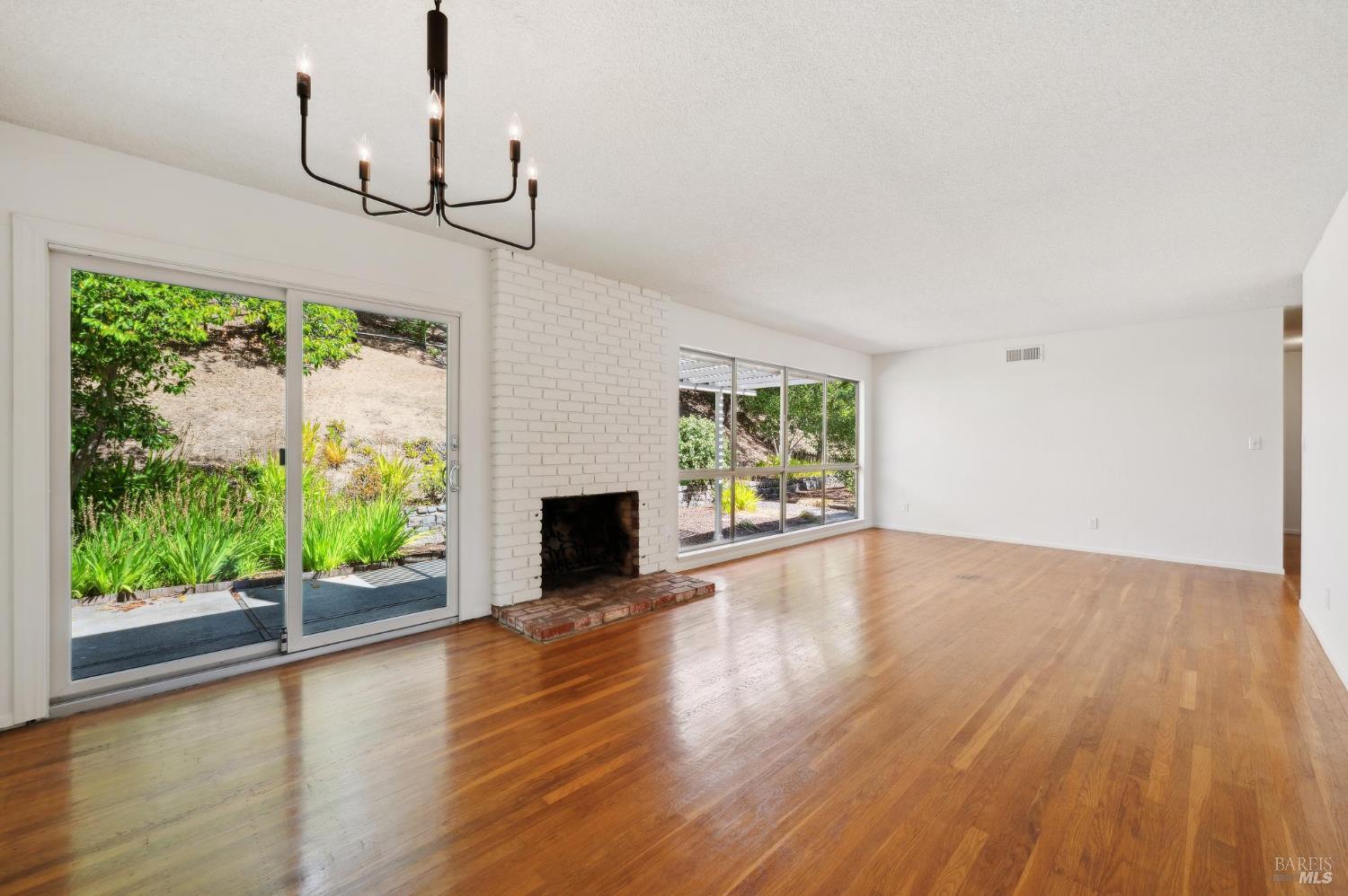 Detail Gallery Image 13 of 31 For 83 Twelveoak Hill Dr, San Rafael,  CA 94903 - 3 Beds | 2 Baths