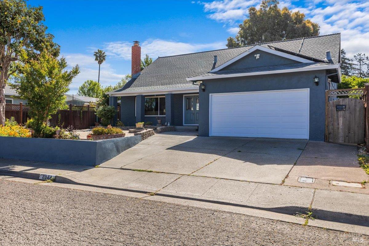 Detail Gallery Image 2 of 61 For 2044 Willow Dr, Petaluma,  CA 94954 - 4 Beds | 3 Baths