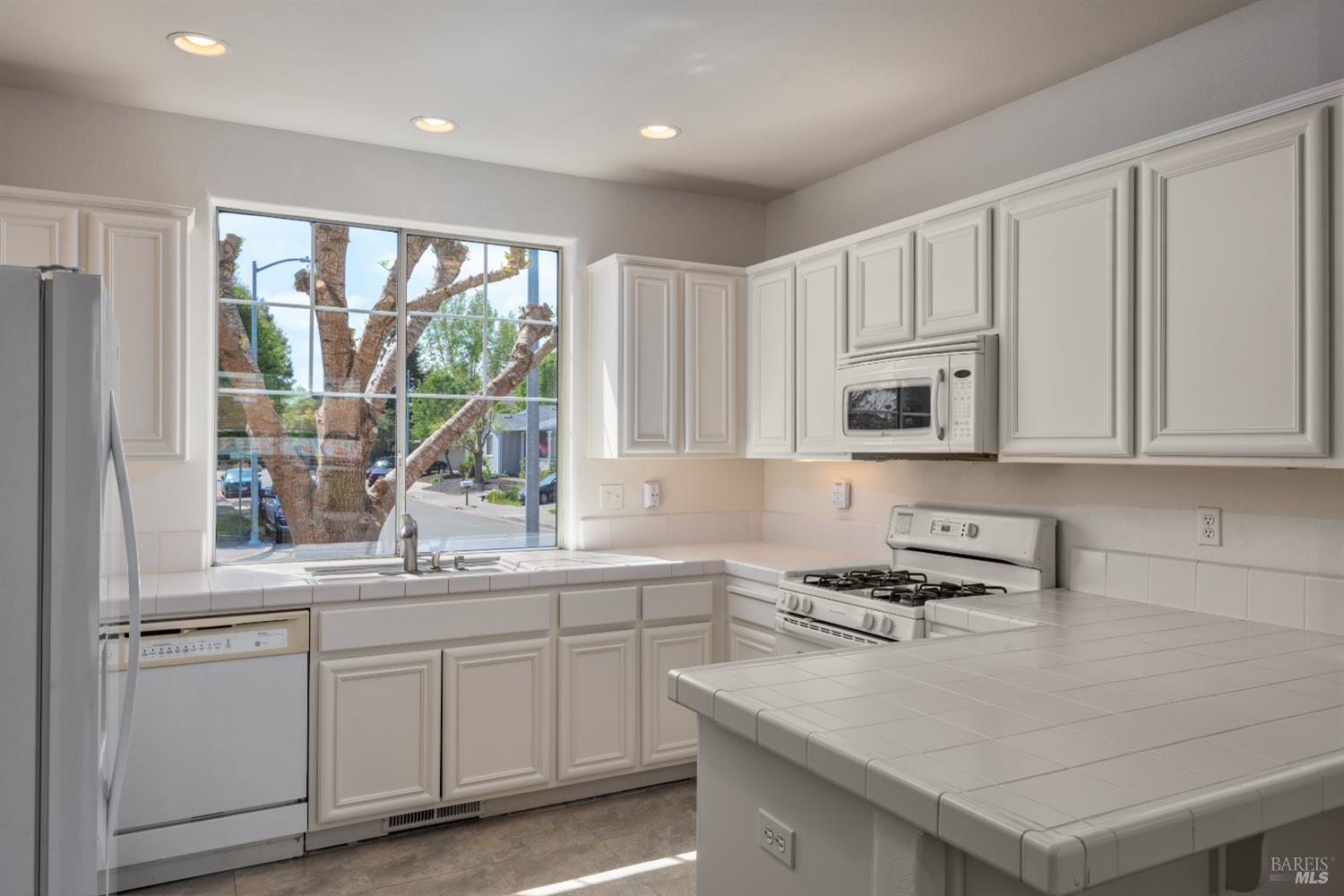Detail Gallery Image 4 of 37 For 1931 Goldpan Way, Santa Rosa,  CA 95407 - 3 Beds | 2/1 Baths