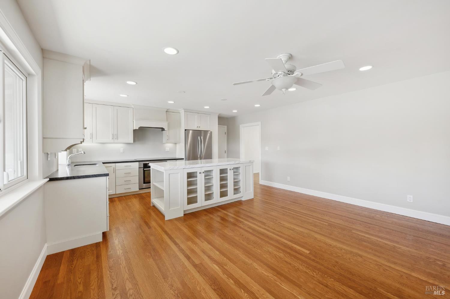 Detail Gallery Image 6 of 31 For 83 Twelveoak Hill Dr, San Rafael,  CA 94903 - 3 Beds | 2 Baths