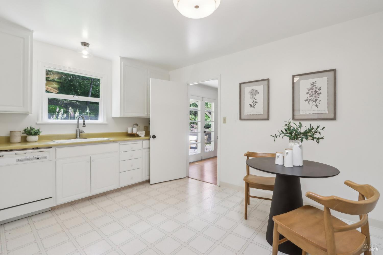 Detail Gallery Image 12 of 60 For 1400 High School Rd, Sebastopol,  CA 95472 - 3 Beds | 2 Baths
