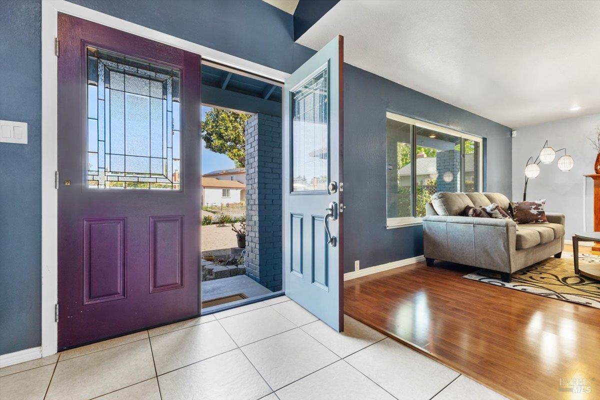 Detail Gallery Image 4 of 61 For 2044 Willow Dr, Petaluma,  CA 94954 - 4 Beds | 3 Baths