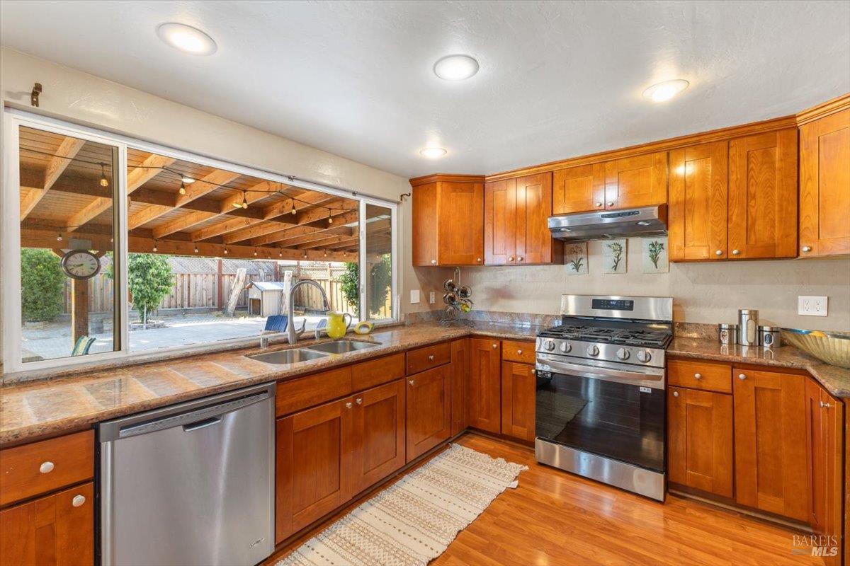 Detail Gallery Image 16 of 61 For 2044 Willow Dr, Petaluma,  CA 94954 - 4 Beds | 3 Baths
