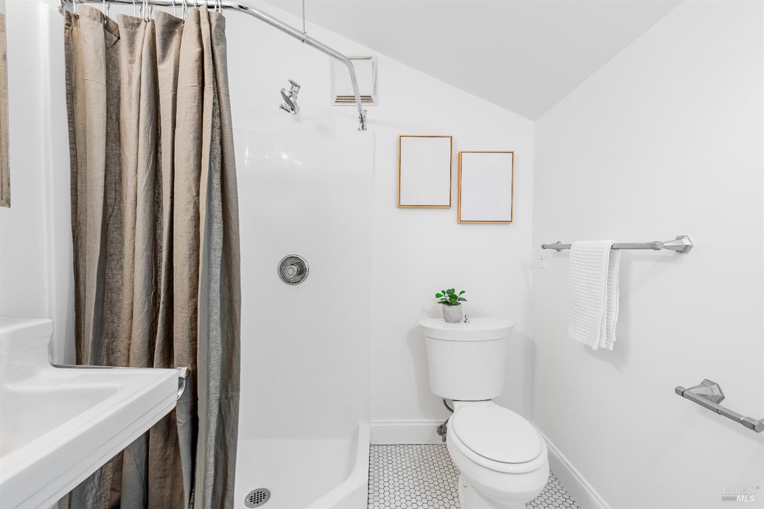 Detail Gallery Image 17 of 35 For 612 Madison St, Petaluma,  CA 94952 - 3 Beds | 2 Baths
