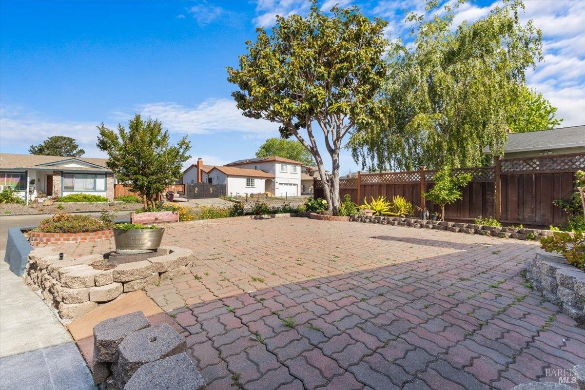 Detail Gallery Image 50 of 61 For 2044 Willow Dr, Petaluma,  CA 94954 - 4 Beds | 3 Baths
