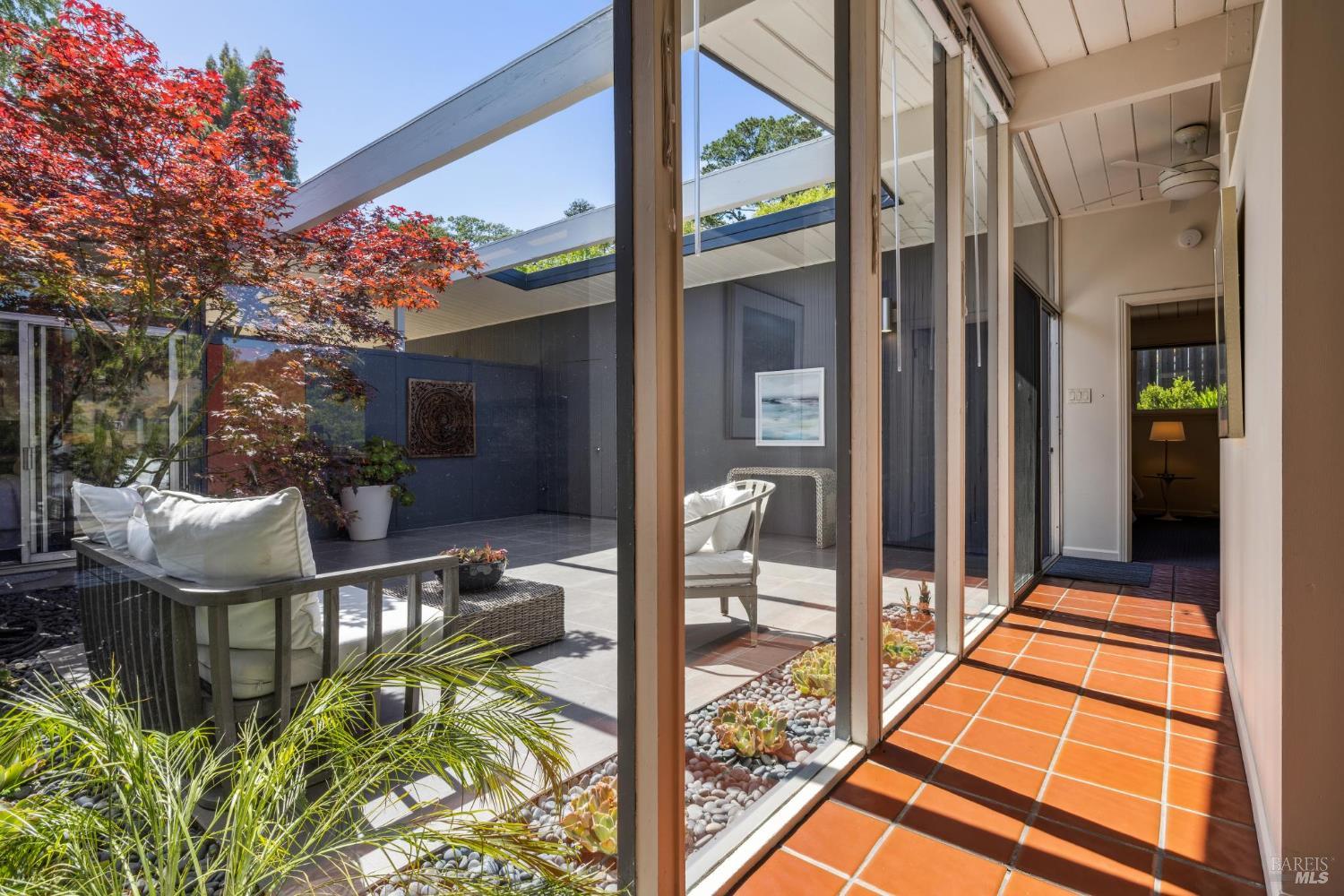Detail Gallery Image 10 of 57 For 708 Birchwood Ct, San Rafael,  CA 94903 - 5 Beds | 3 Baths