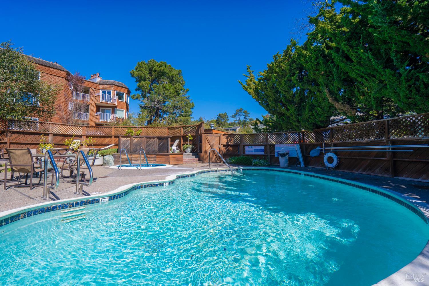 Detail Gallery Image 11 of 12 For 160 Seminary Dr 1e,  Mill Valley,  CA 94941 - 3 Beds | 2 Baths