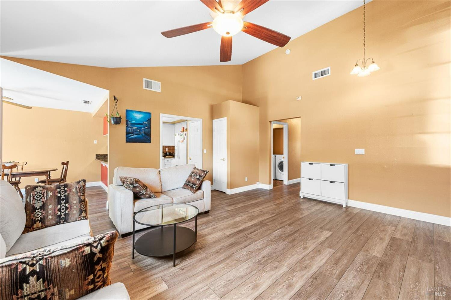 Detail Gallery Image 4 of 35 For 2648 Nut Tree Rd, Vacaville,  CA 95687 - 3 Beds | 2 Baths