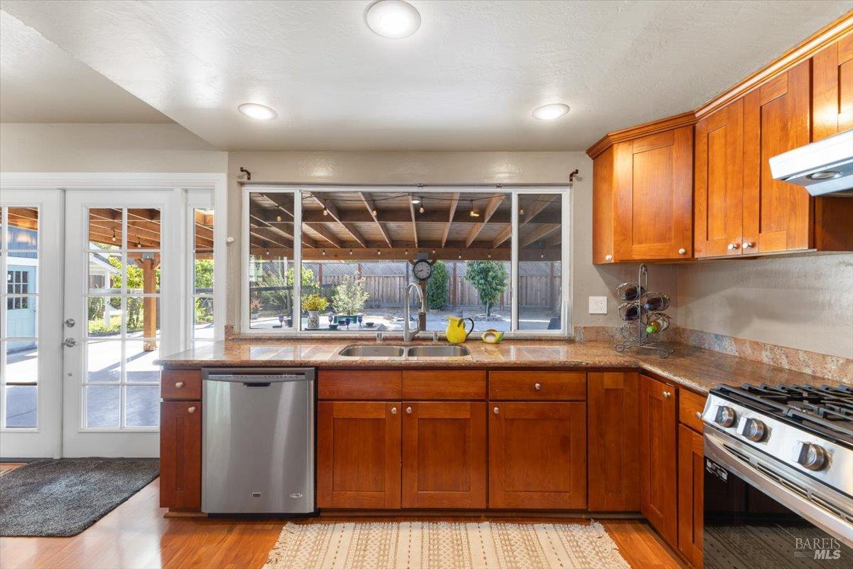 Detail Gallery Image 17 of 61 For 2044 Willow Dr, Petaluma,  CA 94954 - 4 Beds | 3 Baths