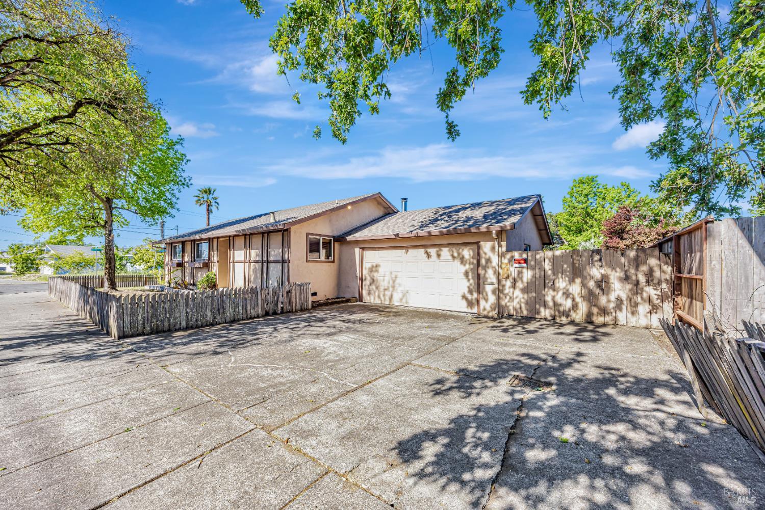 Detail Gallery Image 3 of 44 For 2711 Iroquois St, Santa Rosa,  CA 95403 - 3 Beds | 2 Baths