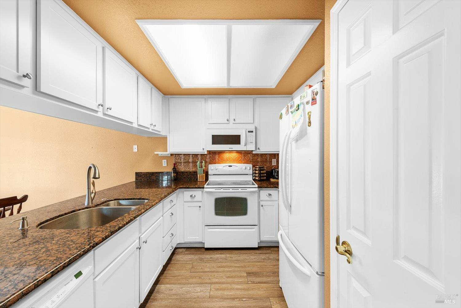 Detail Gallery Image 9 of 35 For 2648 Nut Tree Rd, Vacaville,  CA 95687 - 3 Beds | 2 Baths