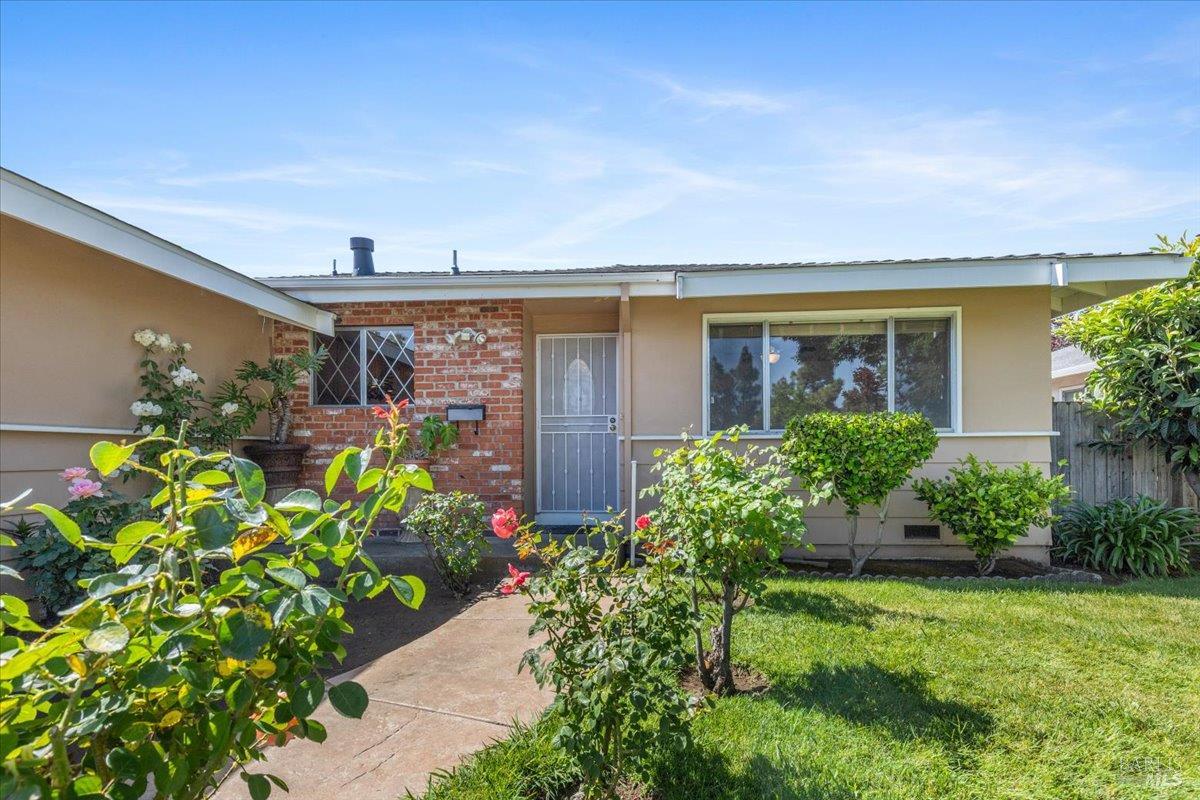 Detail Gallery Image 3 of 24 For 241 Camellia St, Fairfield,  CA 94533 - 3 Beds | 2 Baths