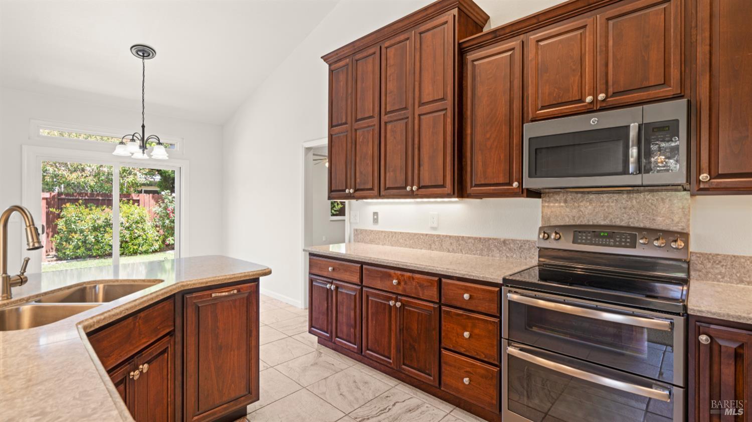 Detail Gallery Image 17 of 35 For 667 Laurelwood Cir, Vacaville,  CA 95687 - 3 Beds | 2 Baths