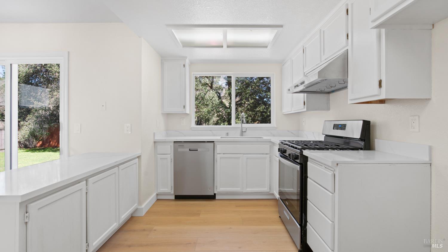 Detail Gallery Image 9 of 41 For 2247 Ironbark Dr, Santa Rosa,  CA 95403 - 3 Beds | 3 Baths