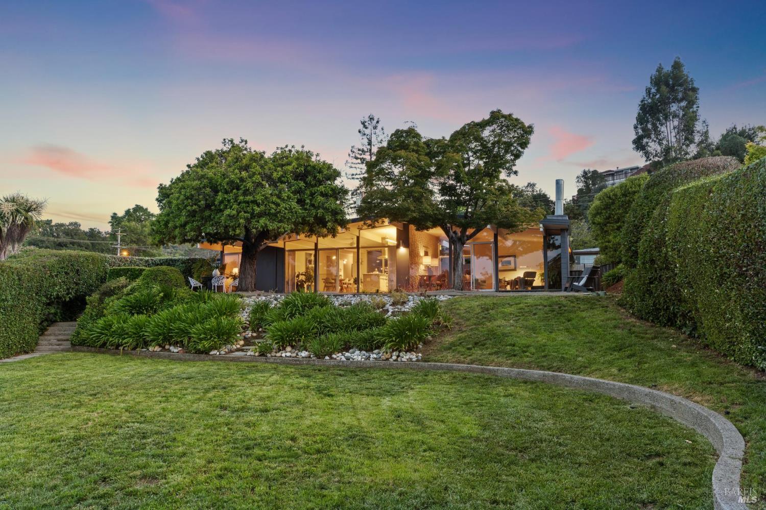 Detail Gallery Image 2 of 57 For 708 Birchwood Ct, San Rafael,  CA 94903 - 5 Beds | 3 Baths