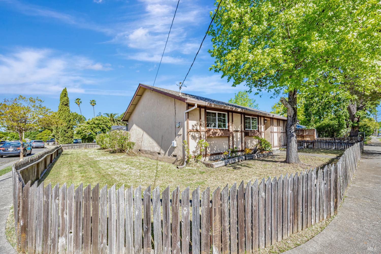 Detail Gallery Image 2 of 44 For 2711 Iroquois St, Santa Rosa,  CA 95403 - 3 Beds | 2 Baths