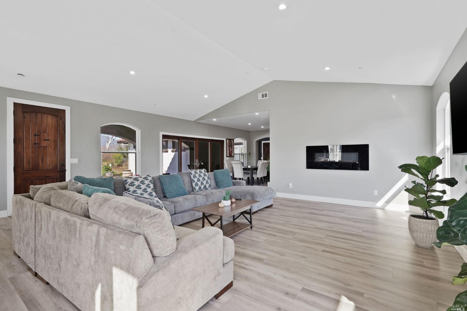 Detail Gallery Image 14 of 45 For 15350 Mustang Ct, Middletown,  CA 95461 - 3 Beds | 2 Baths
