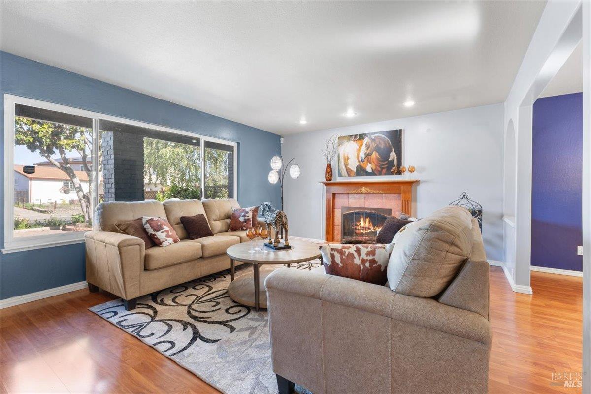Detail Gallery Image 10 of 61 For 2044 Willow Dr, Petaluma,  CA 94954 - 4 Beds | 3 Baths