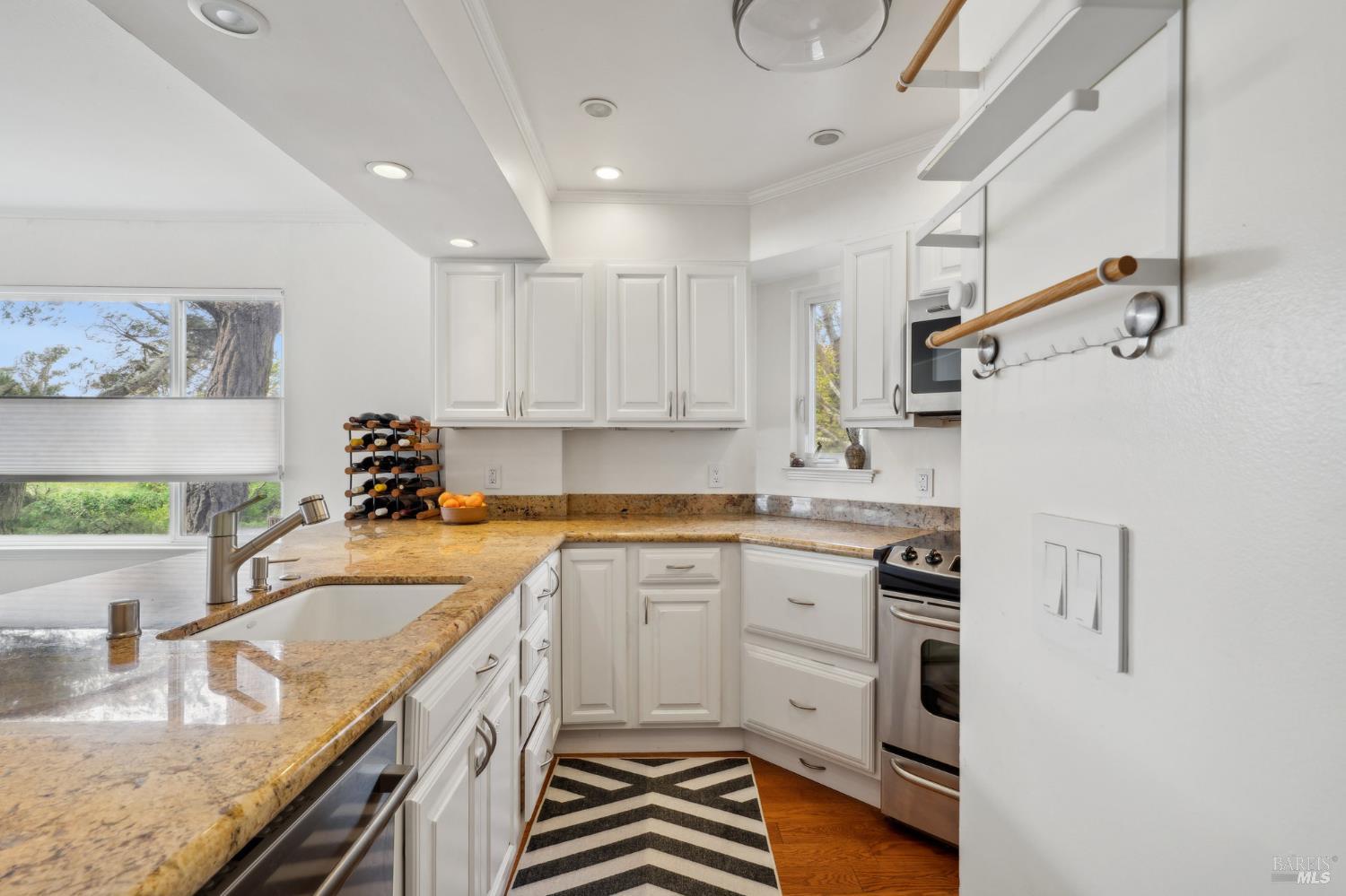Detail Gallery Image 5 of 12 For 160 Seminary Dr 1e,  Mill Valley,  CA 94941 - 3 Beds | 2 Baths