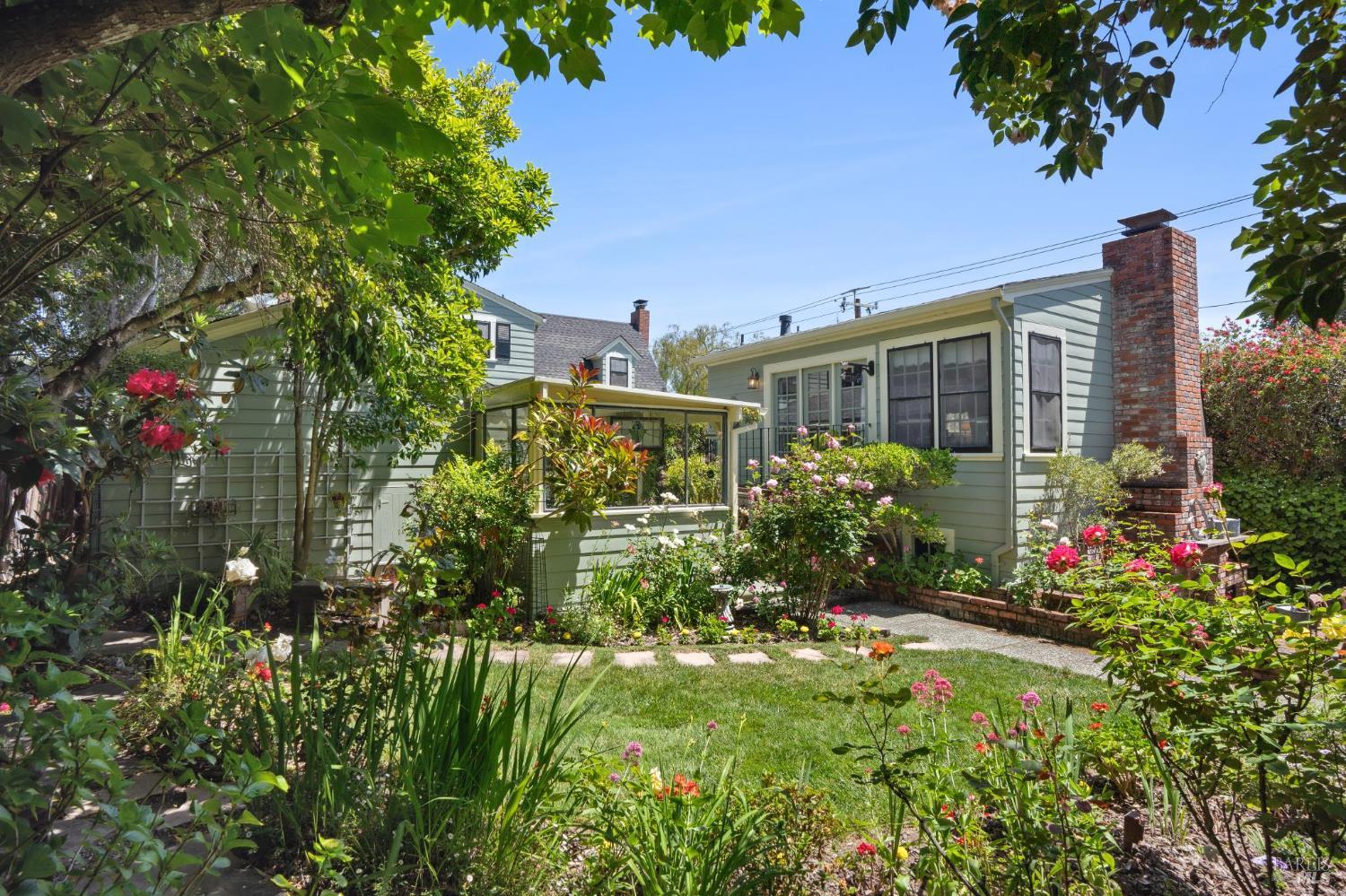Detail Gallery Image 3 of 75 For 301 Howard St, Petaluma,  CA 94952 - 4 Beds | 3 Baths