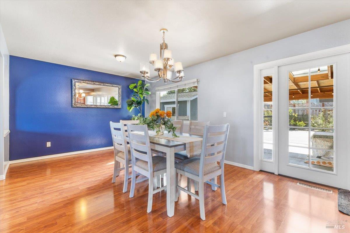 Detail Gallery Image 12 of 61 For 2044 Willow Dr, Petaluma,  CA 94954 - 4 Beds | 3 Baths