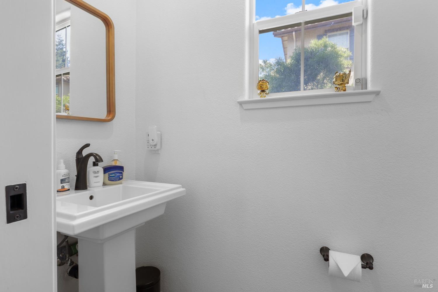 Detail Gallery Image 8 of 34 For 180 San Fernando St, San Pablo,  CA 94806 - 3 Beds | 2/1 Baths