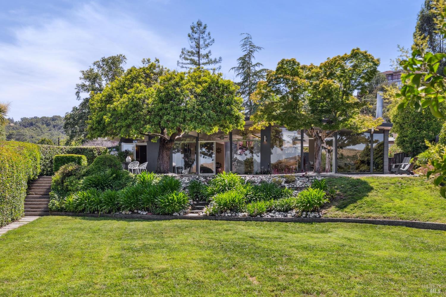 Detail Gallery Image 17 of 57 For 708 Birchwood Ct, San Rafael,  CA 94903 - 5 Beds | 3 Baths