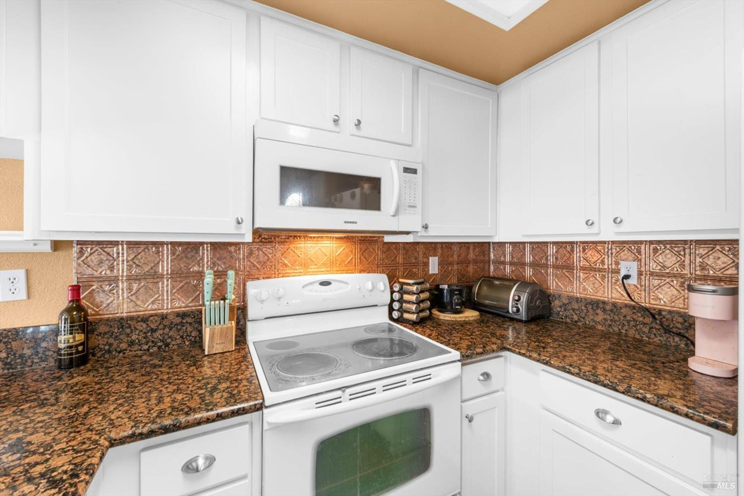 Detail Gallery Image 11 of 35 For 2648 Nut Tree Rd, Vacaville,  CA 95687 - 3 Beds | 2 Baths