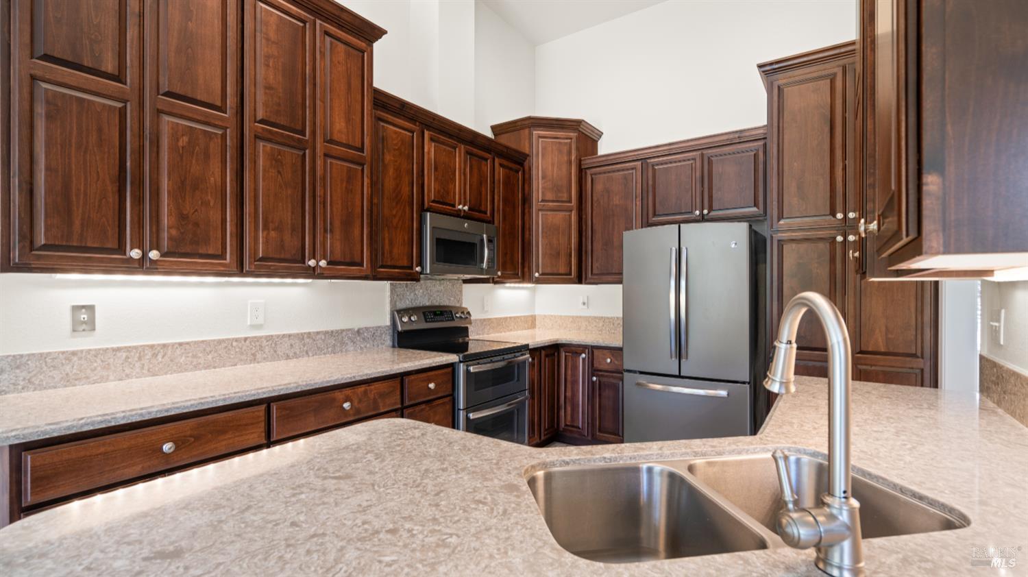 Detail Gallery Image 19 of 35 For 667 Laurelwood Cir, Vacaville,  CA 95687 - 3 Beds | 2 Baths