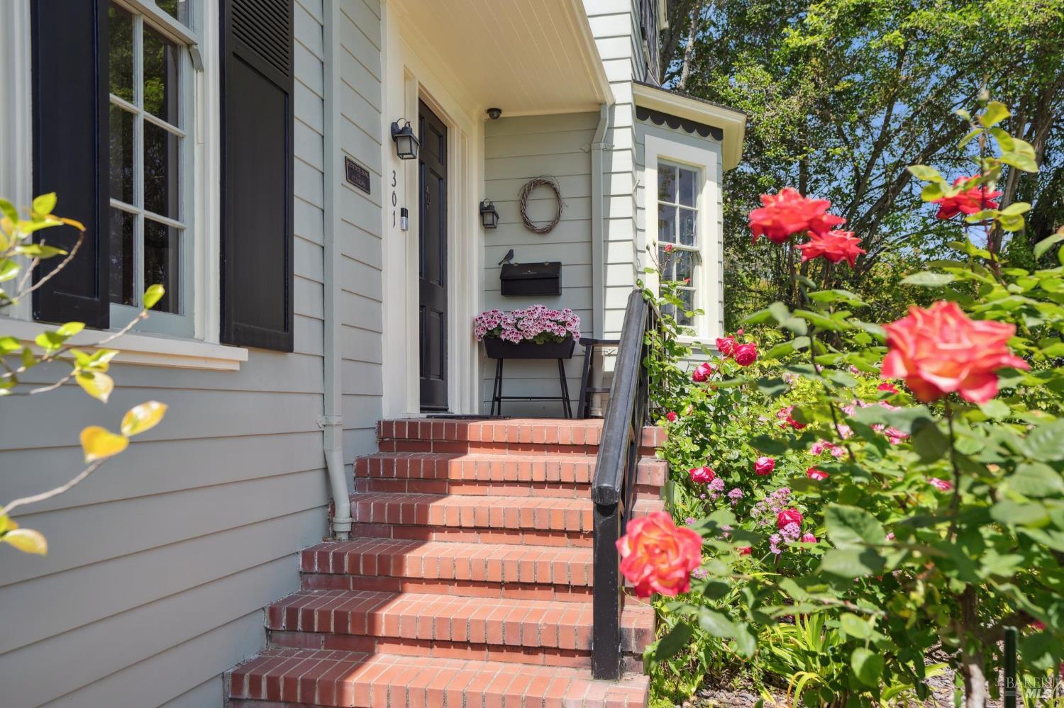 Detail Gallery Image 8 of 75 For 301 Howard St, Petaluma,  CA 94952 - 4 Beds | 3 Baths