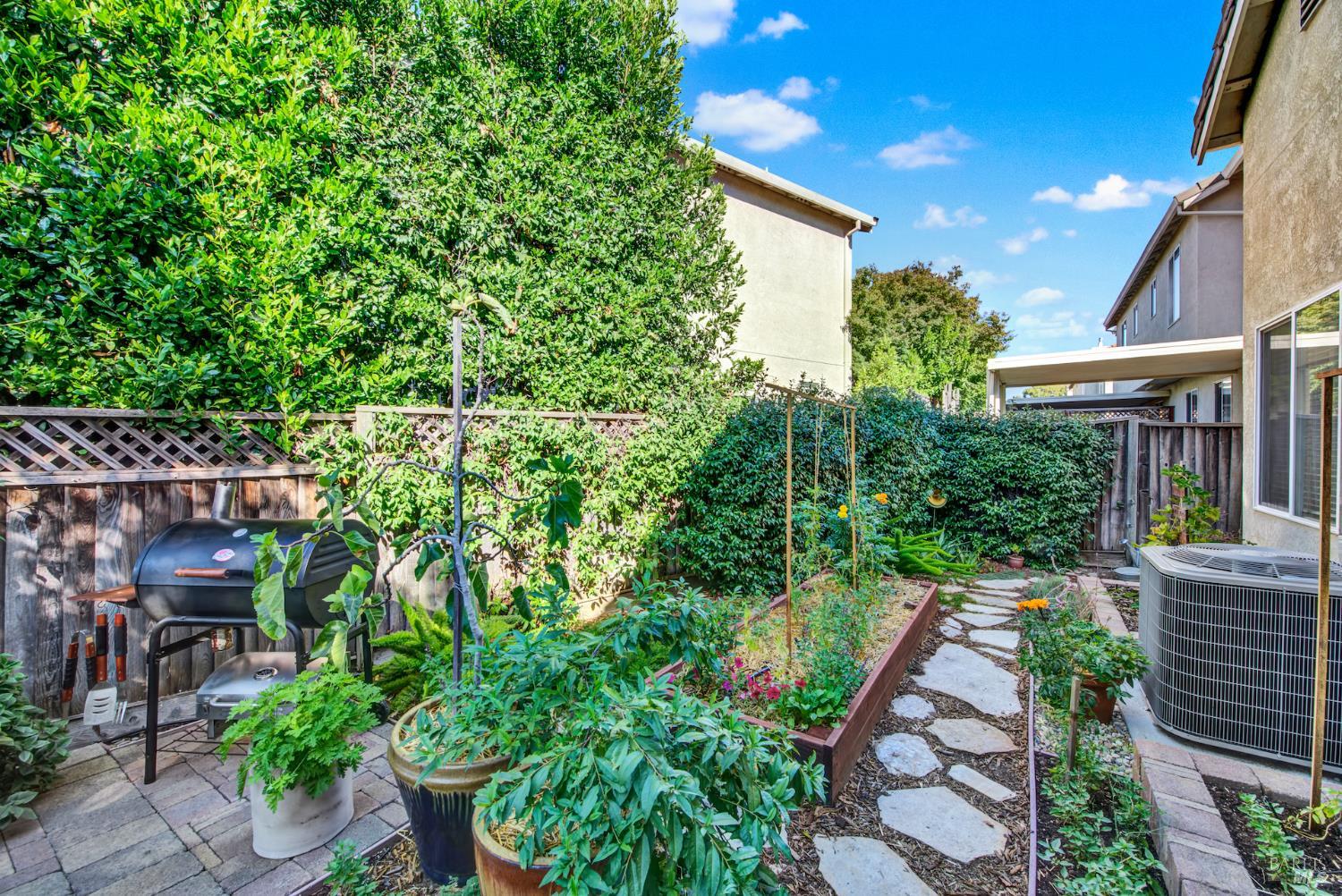 Detail Gallery Image 25 of 31 For 103 Trent Dr, Napa,  CA 94558 - 3 Beds | 2/1 Baths