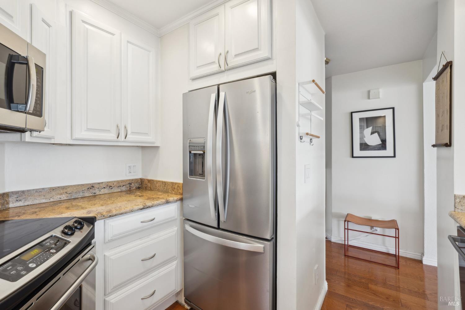 Detail Gallery Image 6 of 12 For 160 Seminary Dr 1e,  Mill Valley,  CA 94941 - 3 Beds | 2 Baths