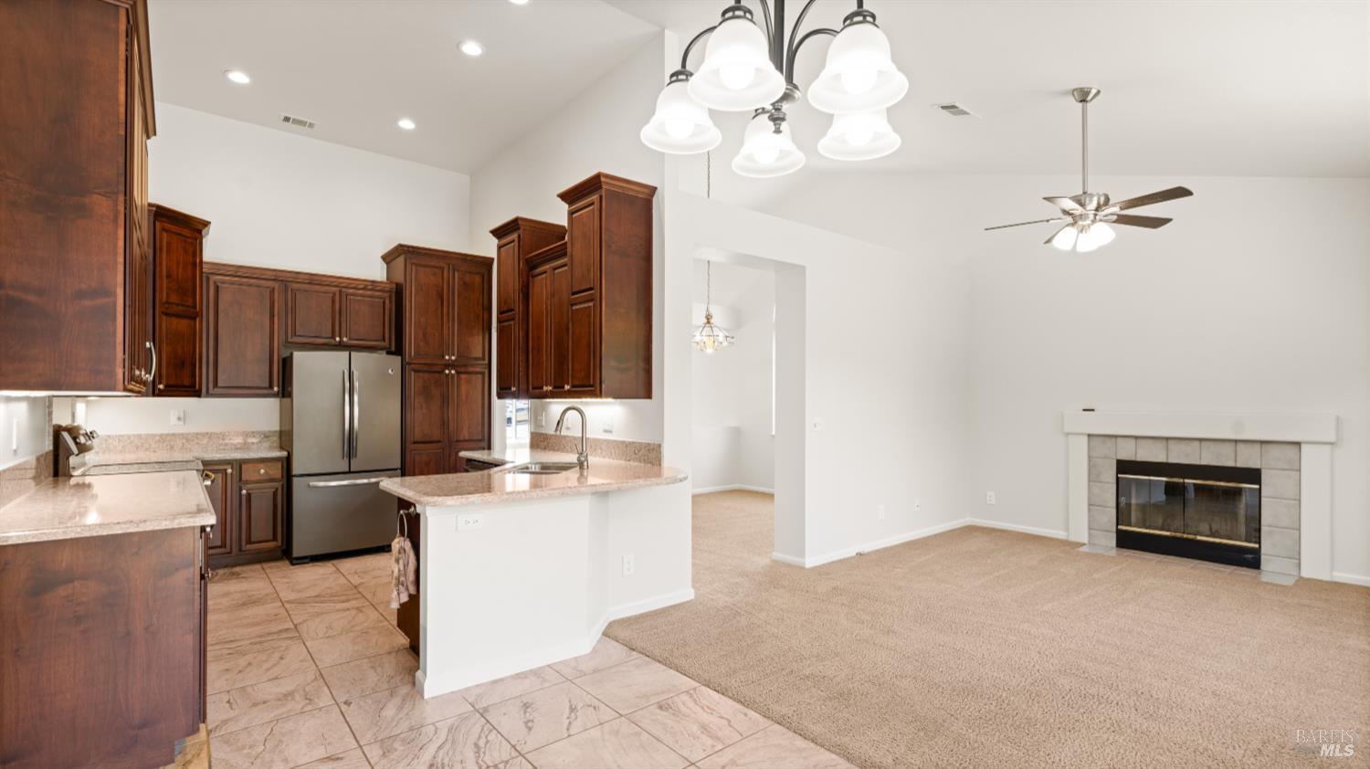 Detail Gallery Image 14 of 35 For 667 Laurelwood Cir, Vacaville,  CA 95687 - 3 Beds | 2 Baths