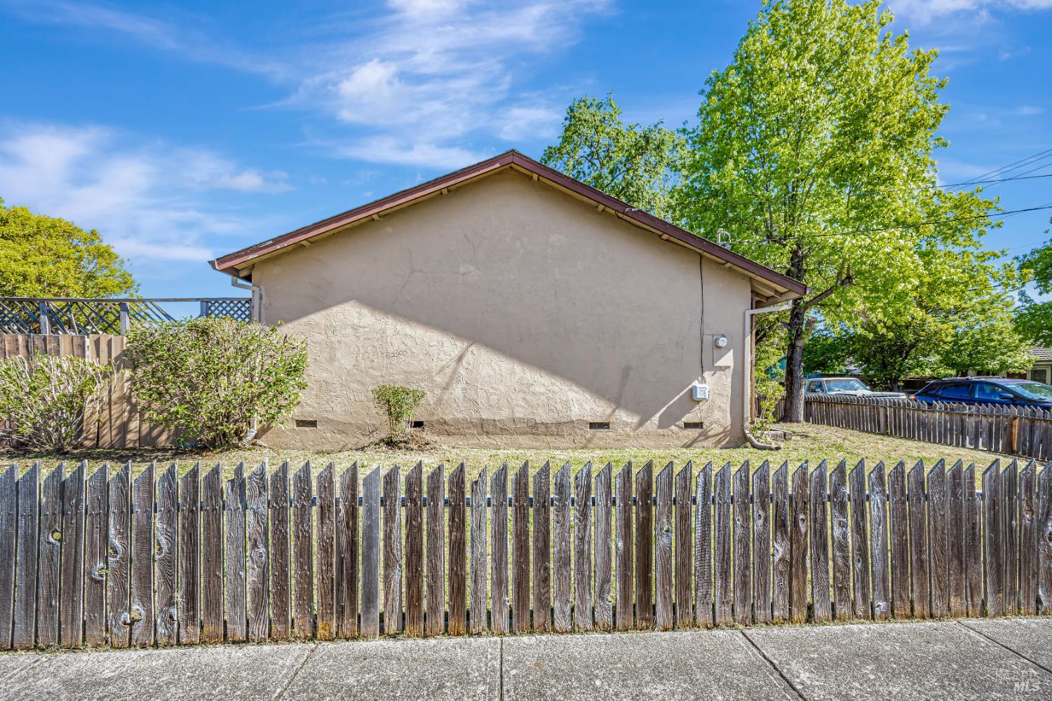 Detail Gallery Image 4 of 44 For 2711 Iroquois St, Santa Rosa,  CA 95403 - 3 Beds | 2 Baths