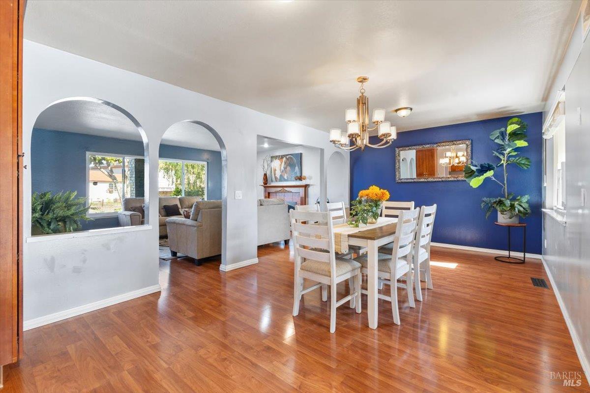 Detail Gallery Image 14 of 61 For 2044 Willow Dr, Petaluma,  CA 94954 - 4 Beds | 3 Baths