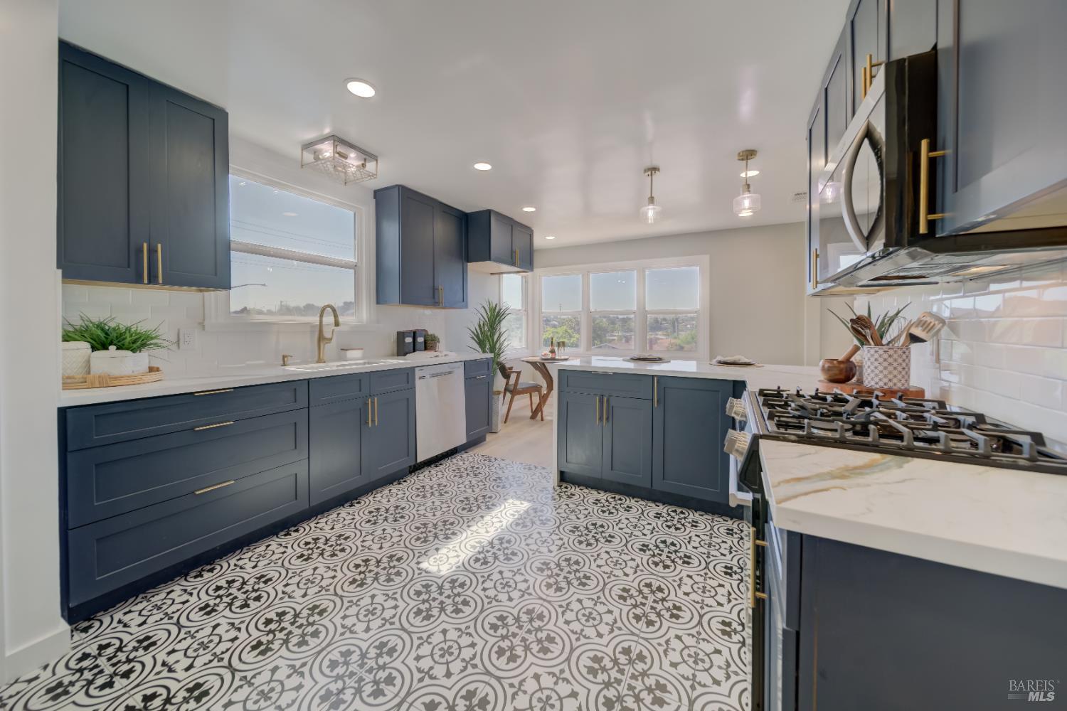 Detail Gallery Image 16 of 43 For 948 Benicia Rd, Vallejo,  CA 94591 - 2 Beds | 1 Baths