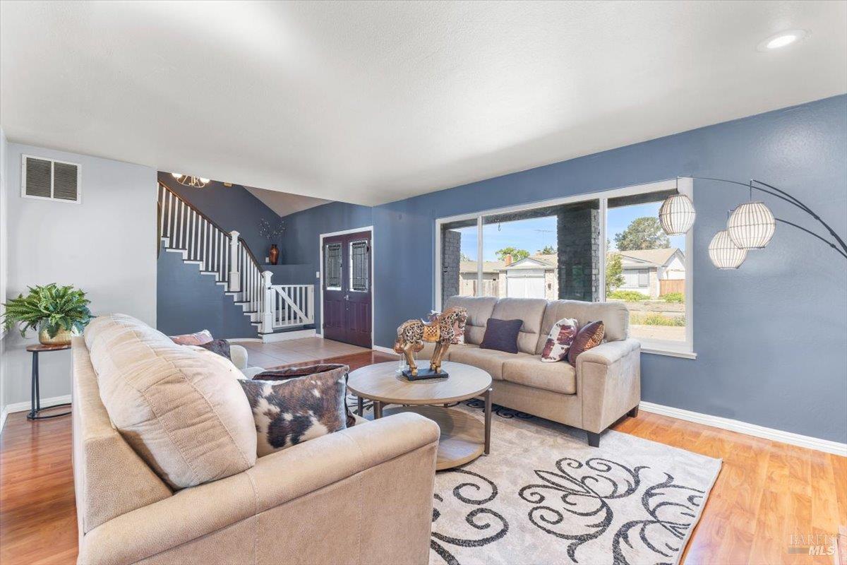 Detail Gallery Image 6 of 61 For 2044 Willow Dr, Petaluma,  CA 94954 - 4 Beds | 3 Baths