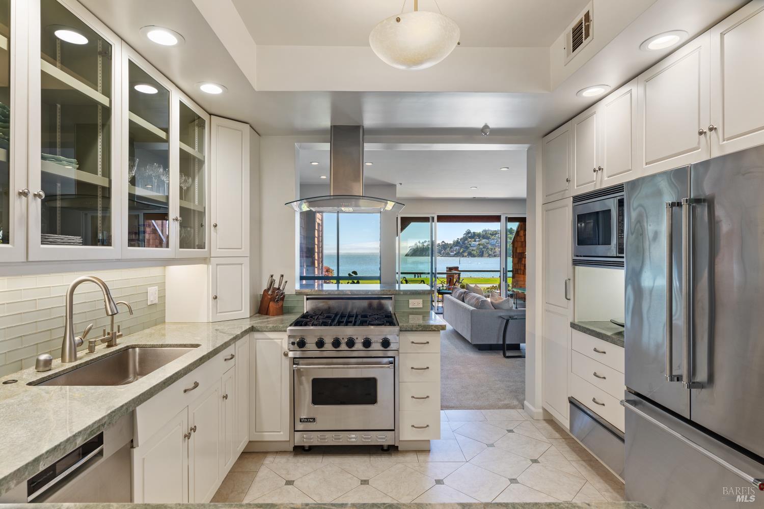 Detail Gallery Image 11 of 46 For 1910 Mar West St, Tiburon,  CA 94920 - 3 Beds | 2/1 Baths