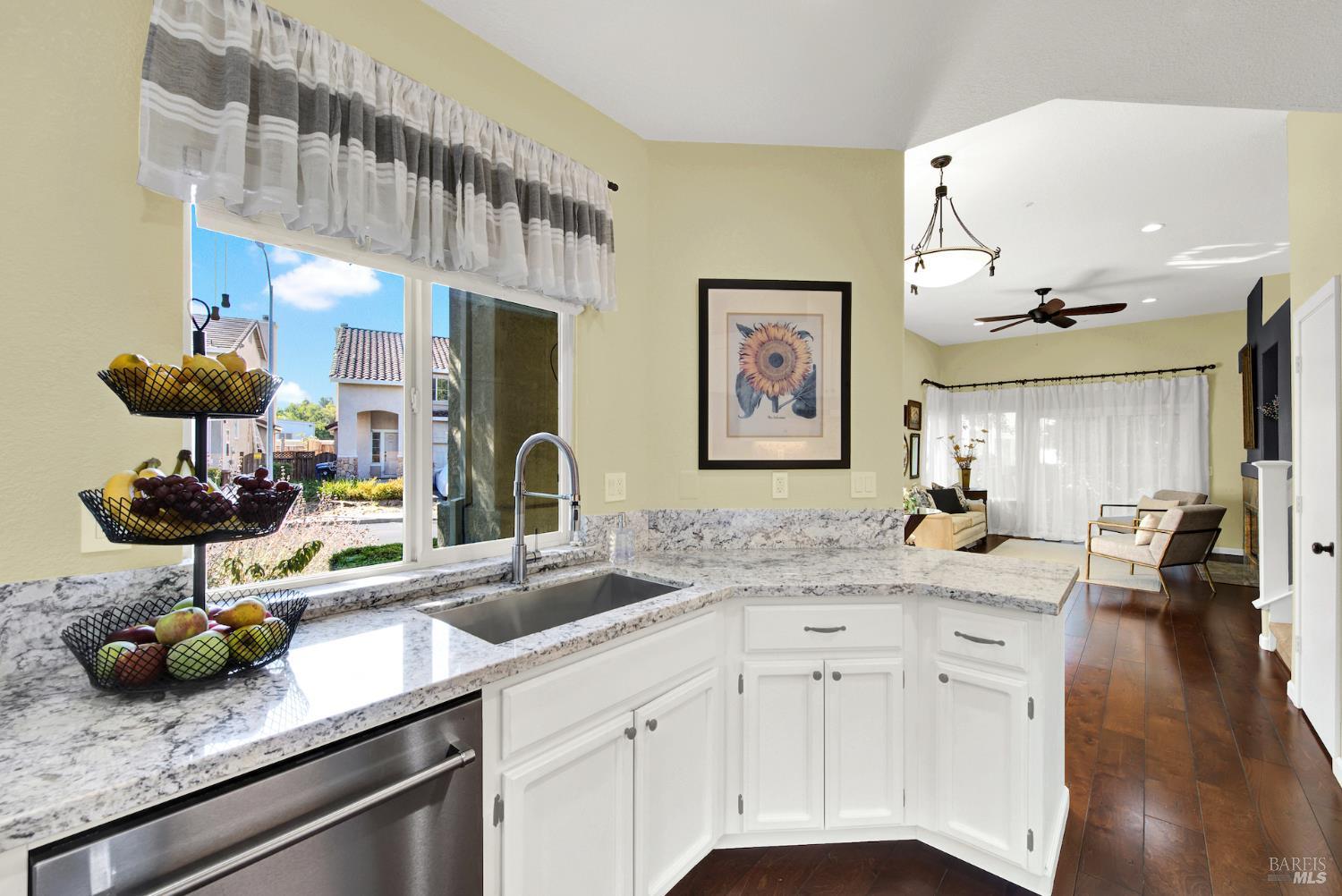 Detail Gallery Image 8 of 31 For 103 Trent Dr, Napa,  CA 94558 - 3 Beds | 2/1 Baths