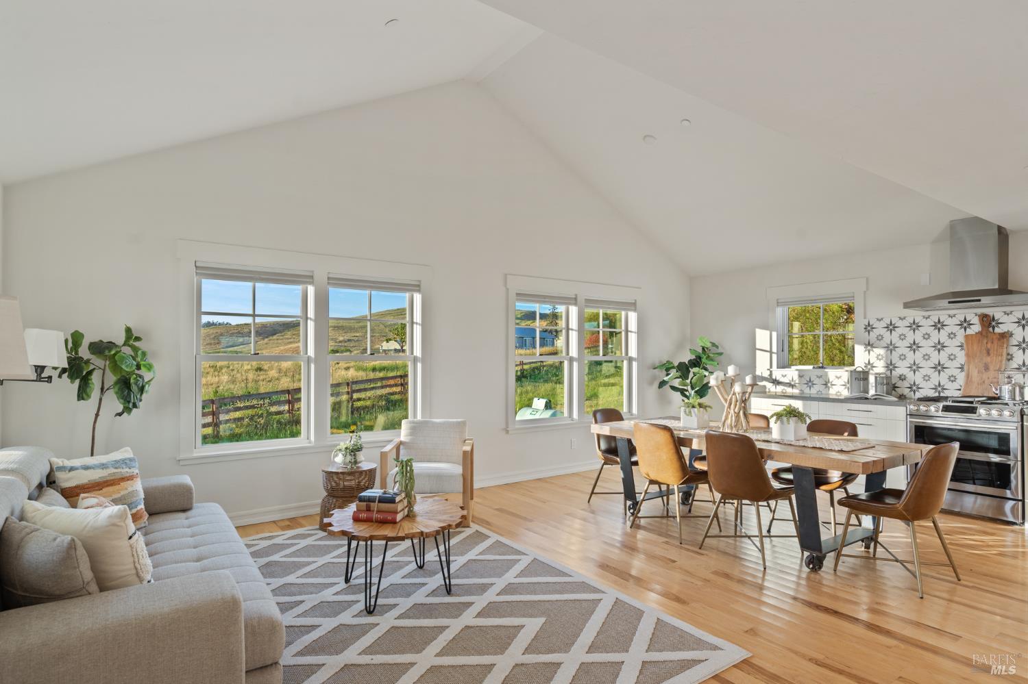 Detail Gallery Image 13 of 79 For 5082 Lakeville Hwy, Petaluma,  CA 94954 - 5 Beds | 4 Baths