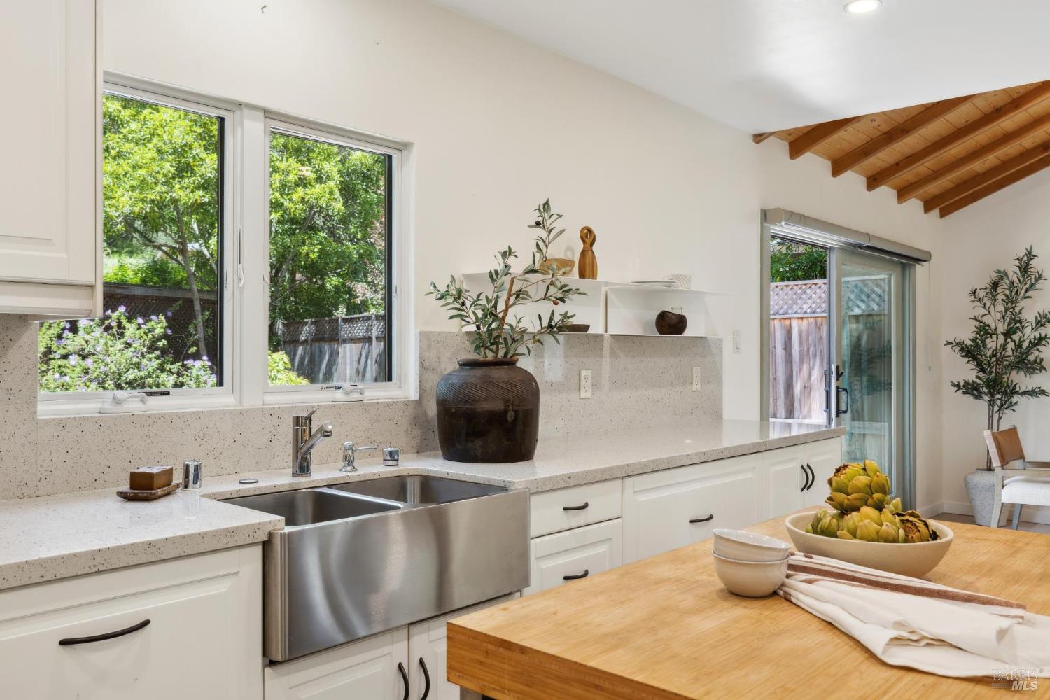 Detail Gallery Image 13 of 46 For 17 San Gabriel Dr, Fairfax,  CA 94930 - 4 Beds | 3 Baths